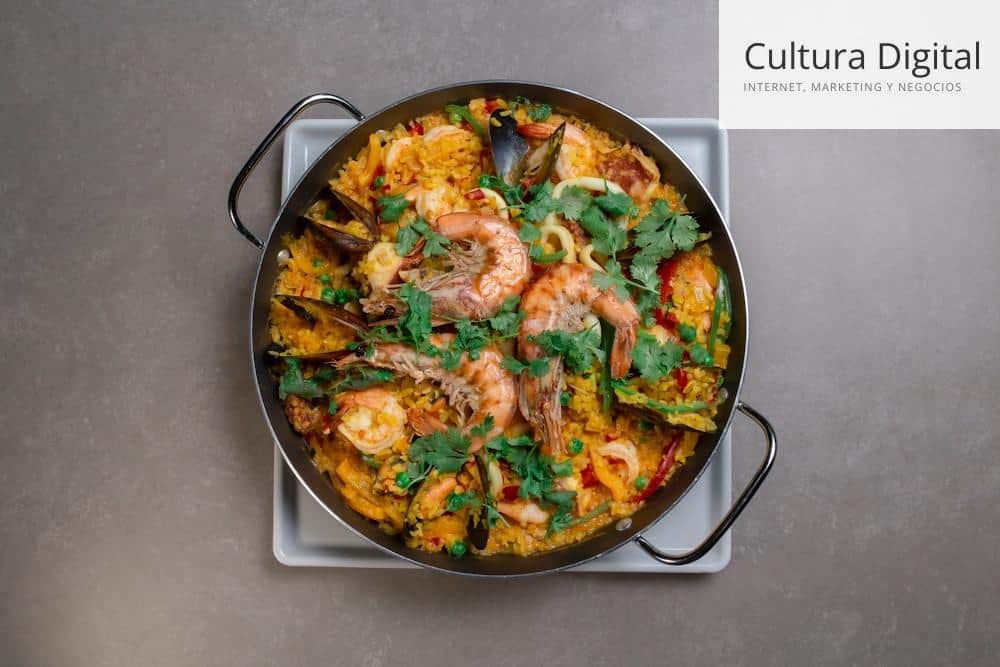 Cómo hacer una paella casera paso a paso black cooking pan on stove
