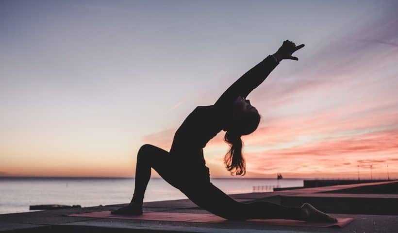 Beneficios y posturas clave para principiantes en el yoga