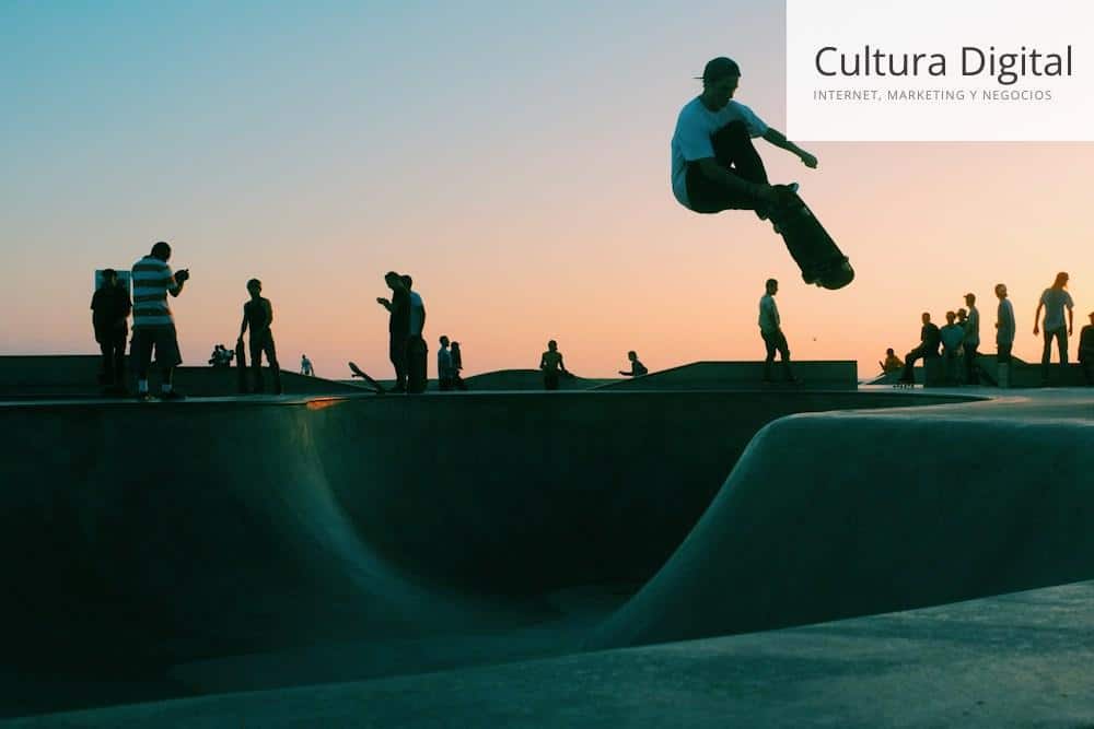 Consejos para hacer skate man doing trick at skateboard park during sunset