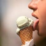 mujer tomando helado
