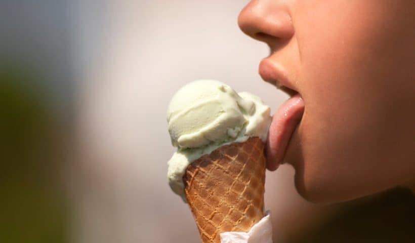mujer tomando helado