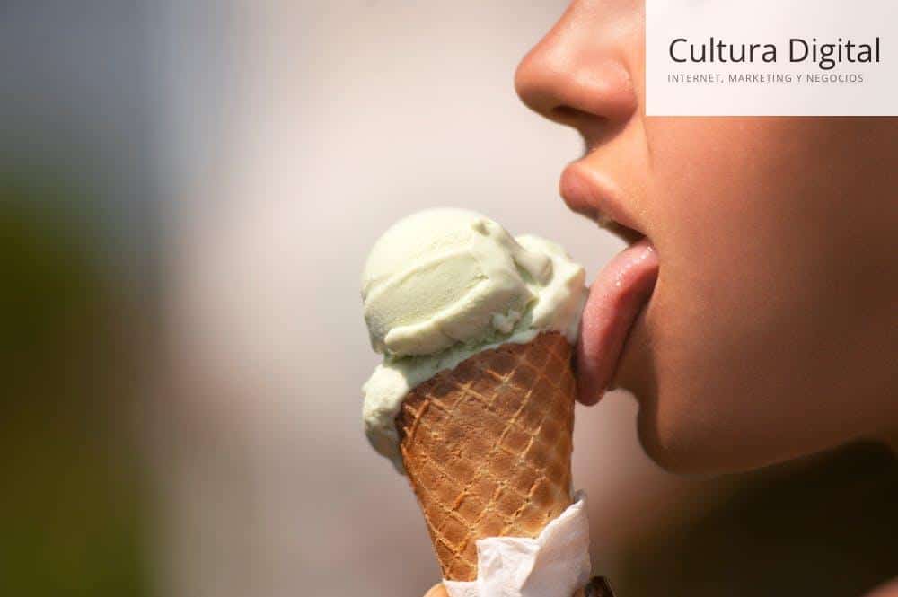 mujer tomando helado