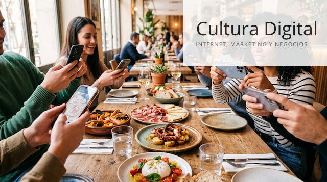 Personas fotografiando comida para compartir en redes sociales