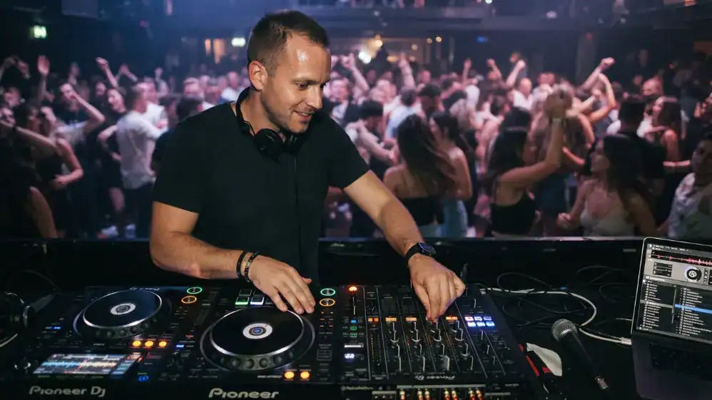 DJ preparando la transición hacia el baile en una fiesta