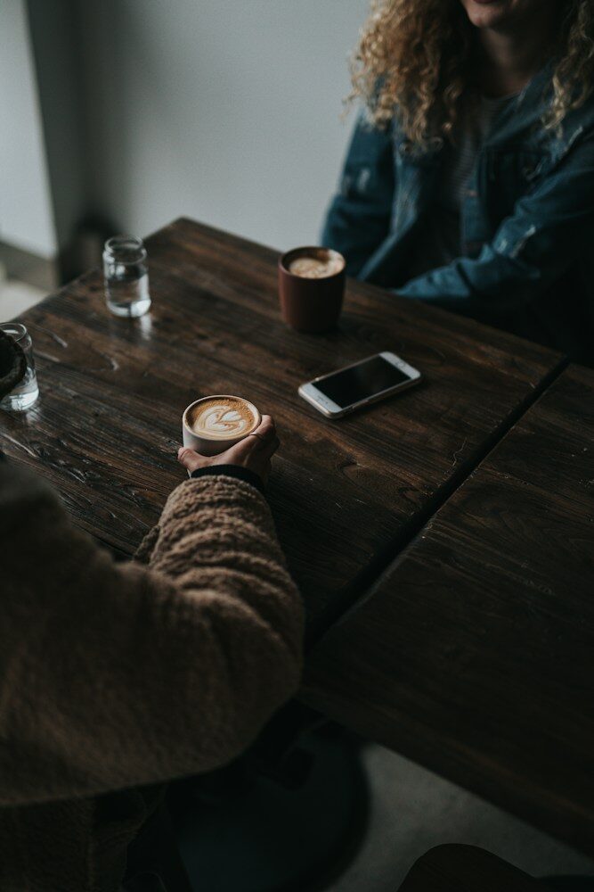 Desconexión digital: móvil y café sobre la mesa en un descanso