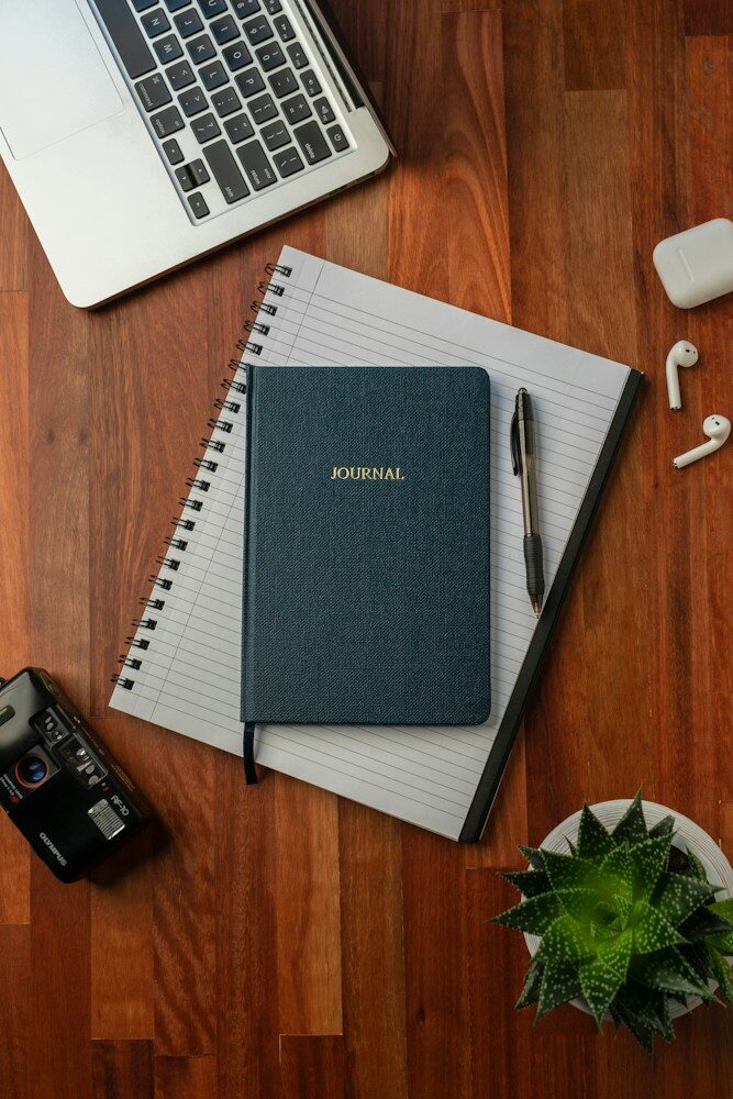 Libreta de trabajo de la Redacción Cultura Digital sobre una mesa de madera