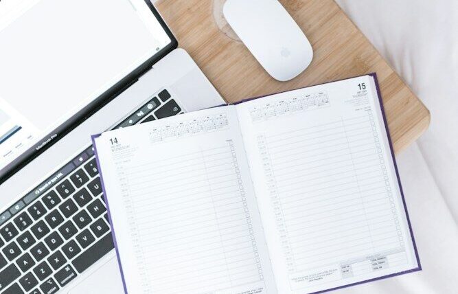 Portátil y agenda para planificar los artículos de Cultura Digital
