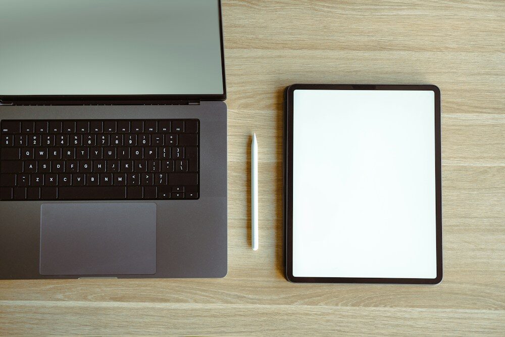 Herramientas digitales de trabajo: portátil, tableta y lápiz sobre la mesa